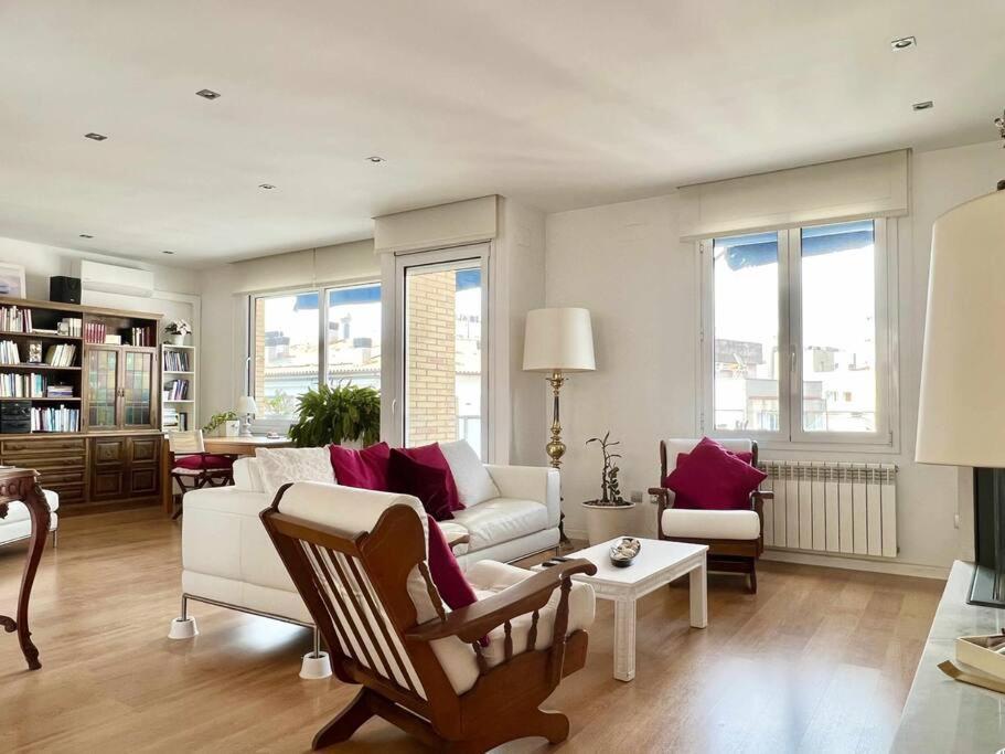 Moderno Y Amplio Apartamento En El Centro De โรเซส ภายนอก รูปภาพ