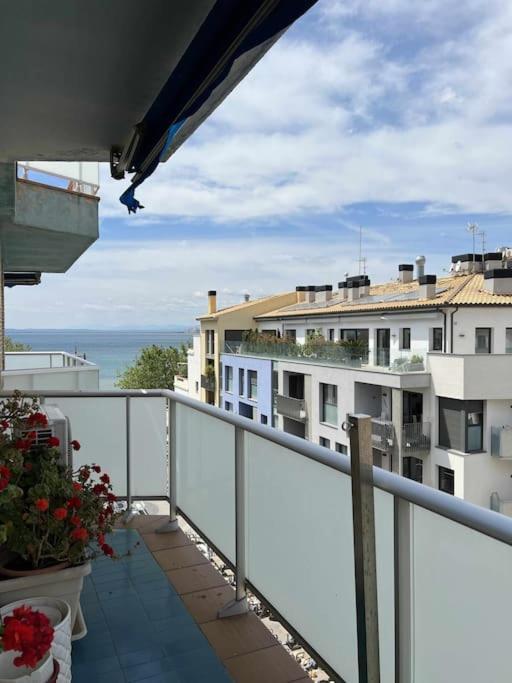 Moderno Y Amplio Apartamento En El Centro De โรเซส ภายนอก รูปภาพ
